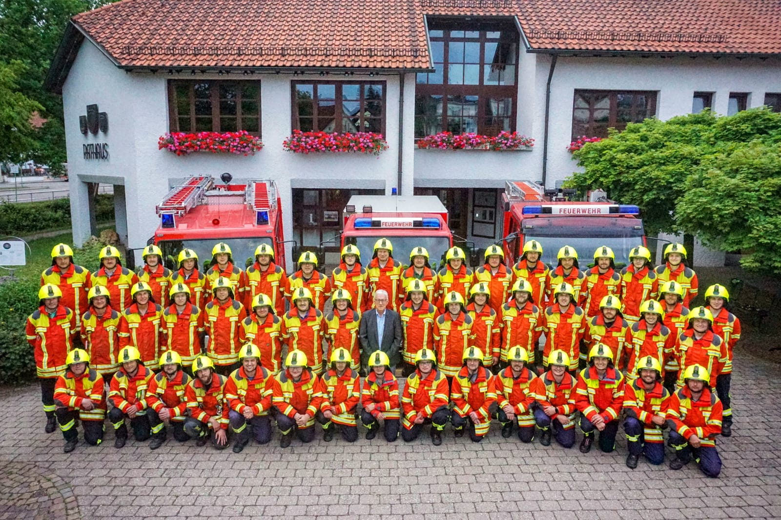 Read more about the article Übergabe der neuen Feuerwehrhelme